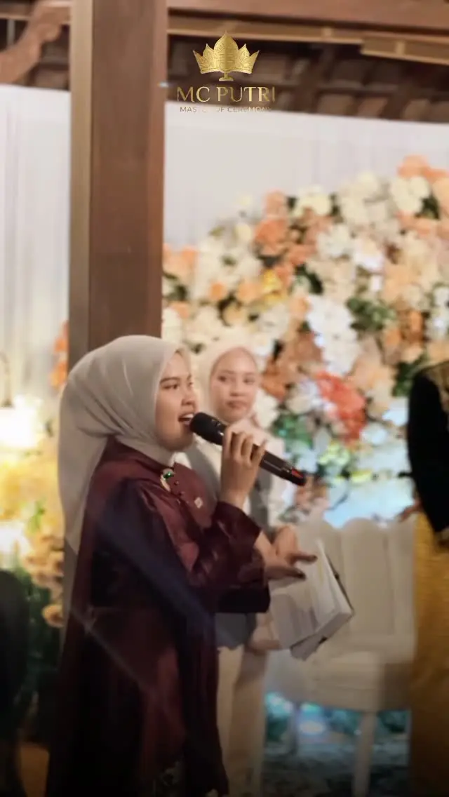 Cuplikan MC Putri memandu resepsi dengan suasana meriah